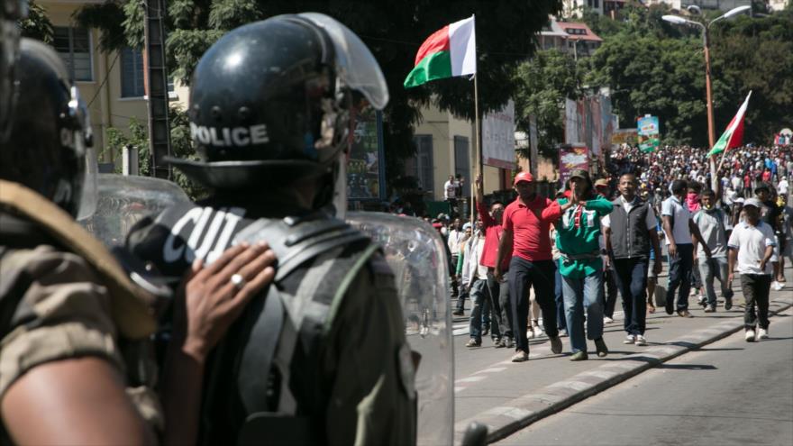 Policía reprime protestas de la oposición en Madagascar