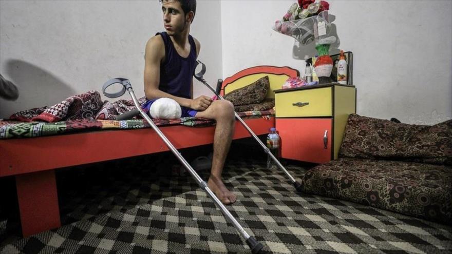 El joven palestino Mohamad al-Ajori que perdió su pierna tras recibir una bala israelí en las protestas en la Franja de Gaza.