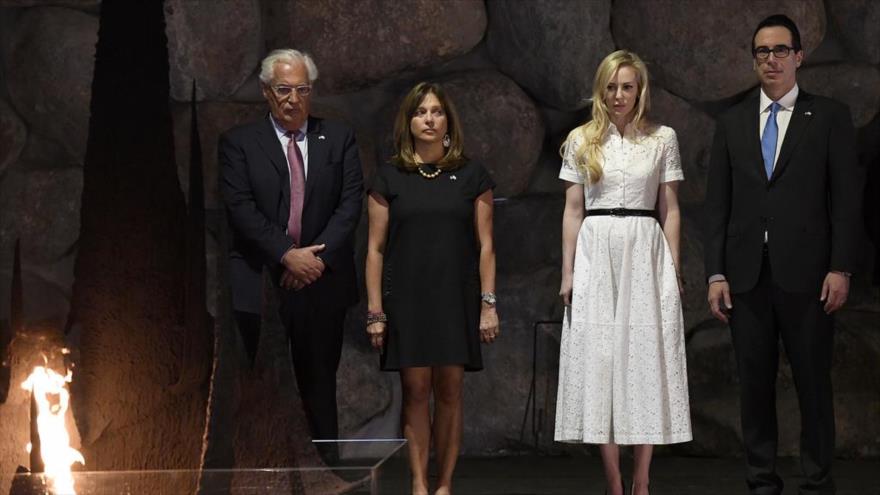 El secretario del Tesoro de EE.UU., Steven Mnuchin (dcha.), en el monumento del presunto “Holocausto”, en Al-Quds (Jerusalén), 26 de octubre de 2017.