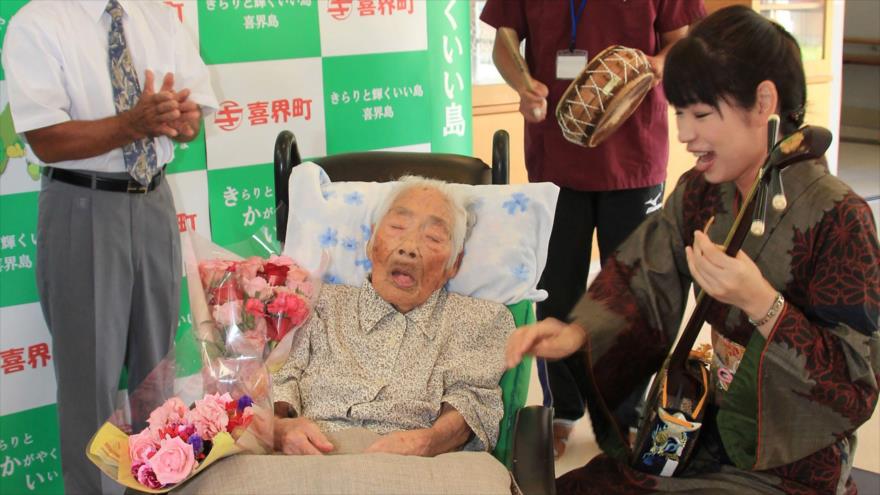 La supercentenaria japonesa Nabi Tajima, en un homenaje tras ser proclamada la persona viva más anciana del mundo, 18 de septiembre de 2017.