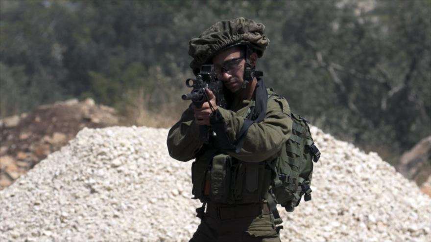 Un soldado israelí dispara contra los manifestantes palestinos en la ocupada Cisjordania, 6 de abril de 2018.