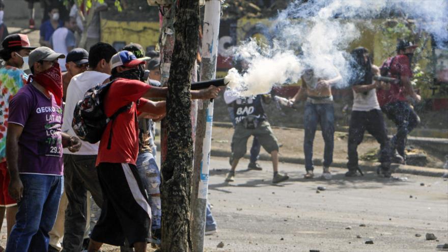 Estudiantes chocan con policías durante las protestas contra las reformas del Gobierno en Managua, capital de Nicaragua, 21 de abril de 2018.