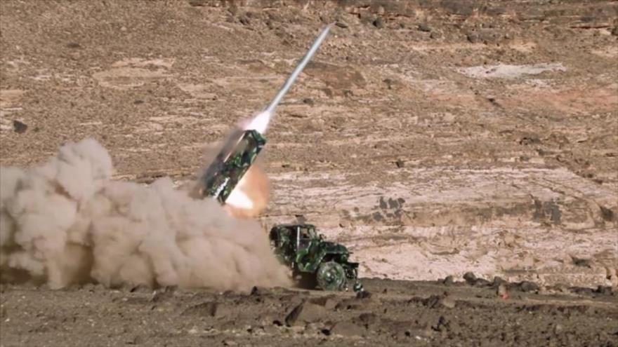 Las fuerzas yemeníes lanzan un misil de corto alcance Badr-1 contra la compañía petrolera saudí Aramco, 22 de marzo de 2018.
