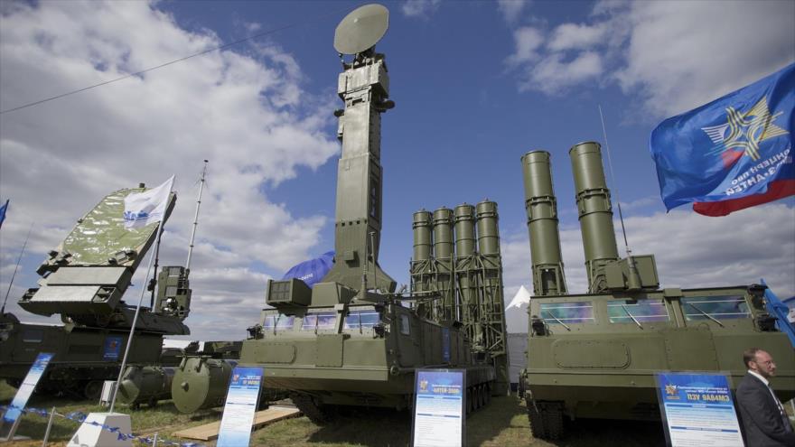 Los sistemas antiaéreos S-300 de fabricación rusa, en las afueras de Moscú, capital de Rusia, 27 de agosto de 2013.