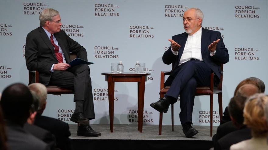 El canciller iraní, Mohamad Yavad Zarif (dcha.), habla en el Consejo de Relaciones Exteriores de EE.UU., 23 de abril de 2018.