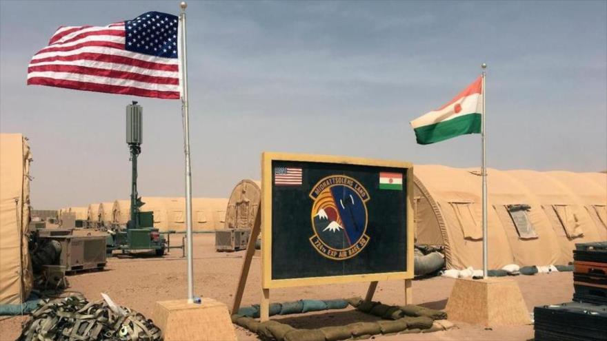 El lugar de la nueva base de aviones y drones de Estados Unidos en Níger, donde ondea una bandera de EE.UU. y del país africano.