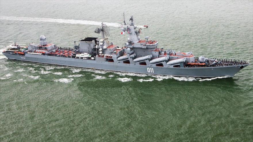 El crucero ruso clase Salva de misiles Varyag. 