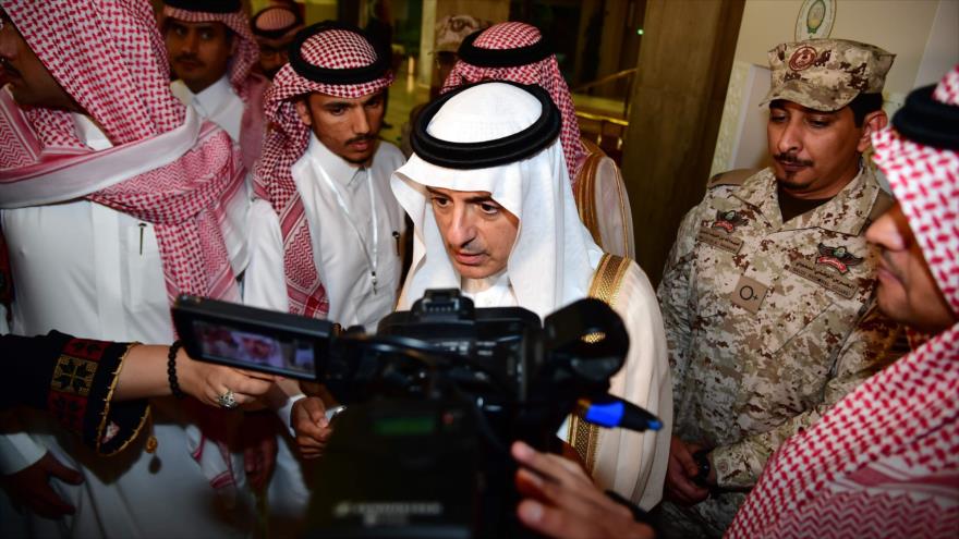 El ministro de Asuntos Exteriores de Arabia Saudí, Adel al-Yubeir, habla ante reporteros en Riad, capital saudí, 12 de abril de 2018.