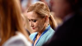 Presidenta madrileña dimite por vídeo de robo de cremas antiedad