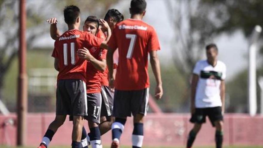 Unos niños se entrenan en una de las divisiones menores del Club Atlético Independiente de Argentina.