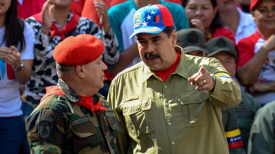 El presidente de Venezuela, Nicolás Maduro (dcha), y el vicepresidente del PSUV, Diosdado Cabello, en Caracas, 4 de abril de 2018.