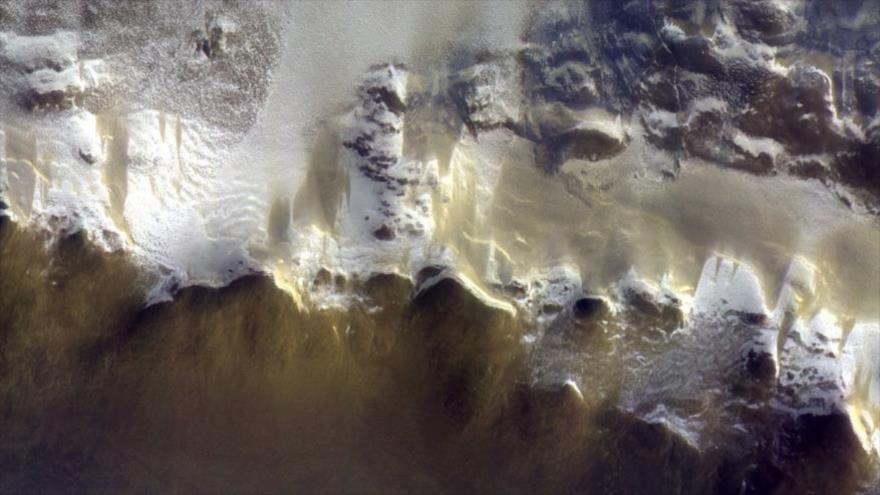 La 1ª imagen de Marte que la nave espacial ExoMars TGO ha enviado a la Tierra. La imagen fue tomada desde 400 kilómetros de altura de Marte.