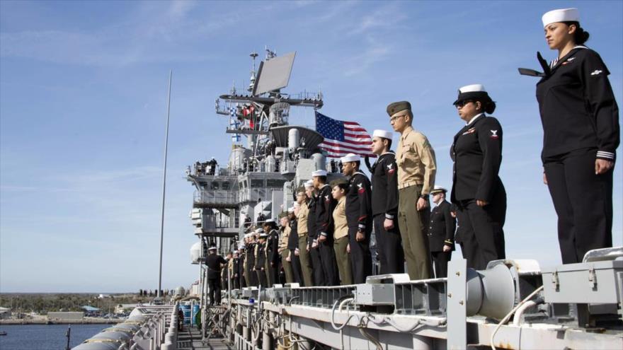 Infantes de la Marina estadounidense a bordo del buque de asalto anfibio USS Iwo Jima (LHD-7), 7 de febrero de 2017.