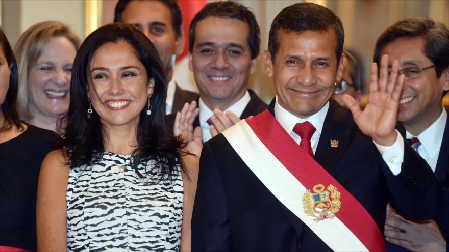 El entonces presidente peruano Ollanta Humala y su esposa Nadine Heredia durante una ceremonia en el palacio presidencial en Lima, 2 de abril de 2015.