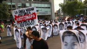 Mexicanos marchan por 43 meses de desaparición de estudiantes