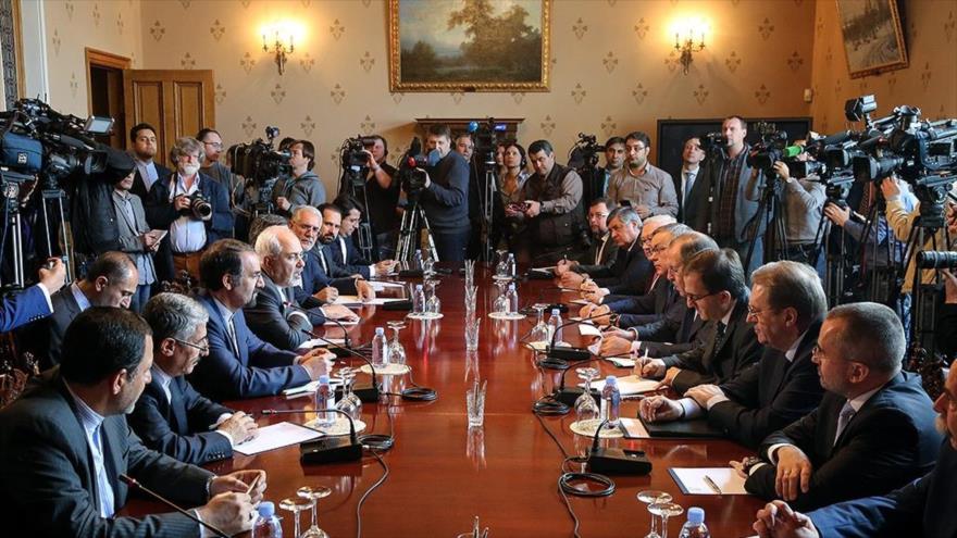 Mohamad Yavad Zarif y Serguéi Lavrov, cancilleres de Irán y Rusia, respectivamente, se reúnen en Moscú, capital rusa, 28 de abril de 2018.