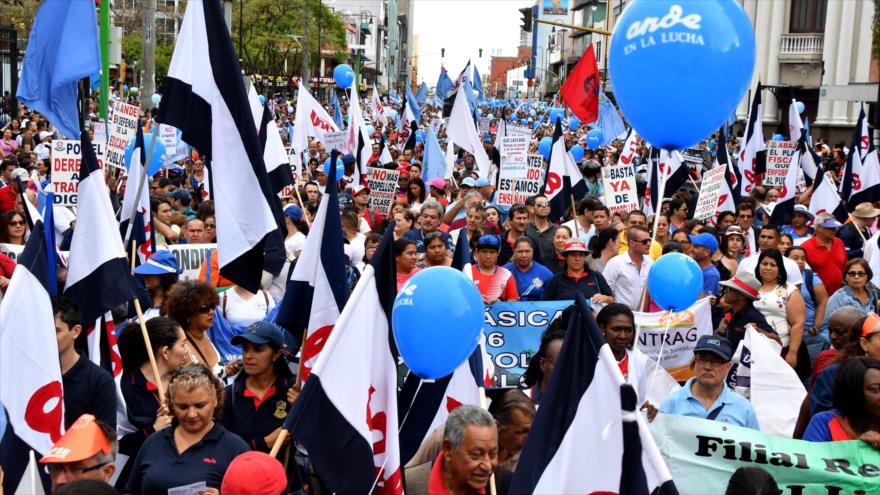 Reciente protesta de trabajadores de Costa Rica en la capital del país, San José, durante una huelga nacional, 25 de abril de 2018.