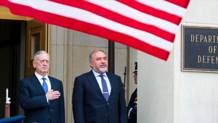 El jefe de Pentágono, James Mattis (izda.), y el ministro de asuntos militares de Israel, Avigdor Lieberman, en Washington, 26 de abril de 2018.