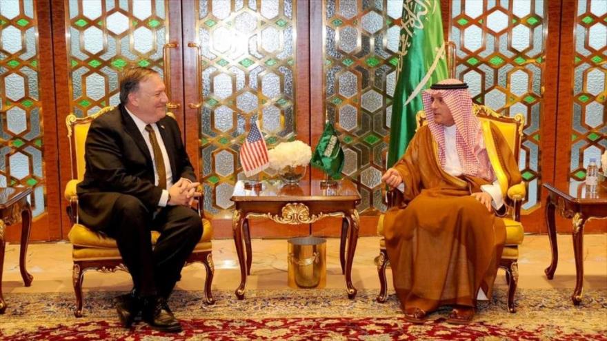 El secretario de Estado de EE.UU., Mike Pompeo (izda.), se reúne con el canciller saudí, Adel al-Yubeir, 28 de abril de 2018.