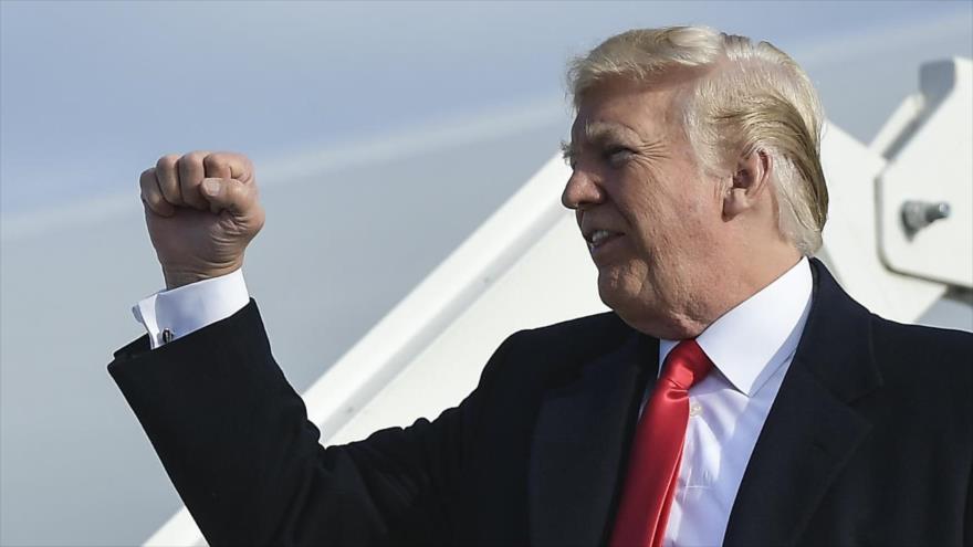 El presidente de EE.UU., Donald Trump, gesticula al bajar de su avión oficial en Michigan (noreste), 28 de abril de 2018.