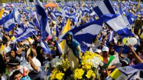 Opositores nicaragüenses asisten a una marcha en Managua