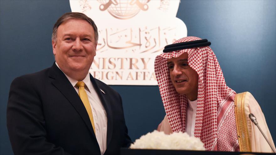 El canciller de Arabia Saudí, Adel al-Yubeir (dcha.), le estrecha la mano al secretario de Estado de EE.UU., Mike Pompeo, en Riad, 29 de abril de 2018.