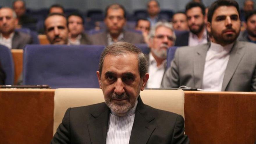 El asesor del Líder de la Revolución Islámica para Asuntos Internacionales, Ali Akbar Velayati, en una reunión con universitarios en Teherán, 29 de abril de 2018.