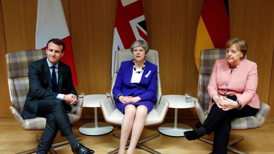 La premier británica, Theresa May (c), el presidente francés, Emmanuel Macron, y la canciller alemana, Angela Merkel, Bruselas, 22 de marzo de 2018.