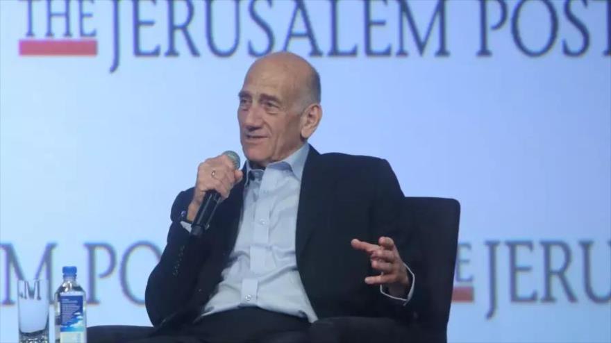 El ex primer ministro israelí Ehud Olmert habla durante una conferencia en Nueva York (EE.UU.), 29 de abril de 2018.