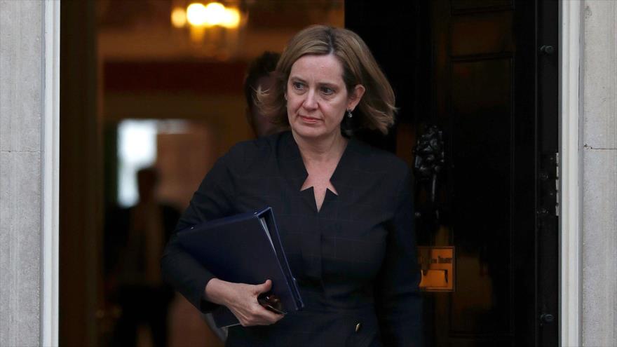 La ministra del Interior del Reino Unido, Amber Rudd, sale del número 10 de Downing Street, sede gubernamental, 25 de abril de 2018.