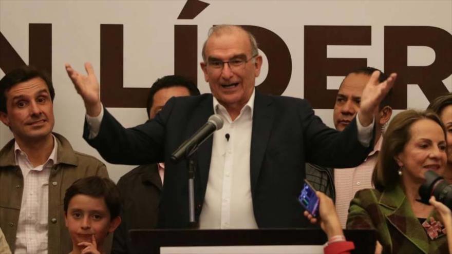 El candidato del Partido Liberal a la Presidencia de Colombia, Humberto de la Calle, da un mitin desde su sede de campaña en Bogotá, 29 de abril de 2018.