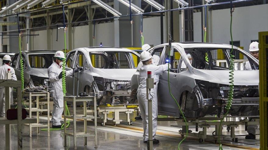 Las industrias, como esta fábrica de autos en México, que usan componentes de diferentes partes del mundo sufrirán en la disputa comercial de EE.UU. y China.