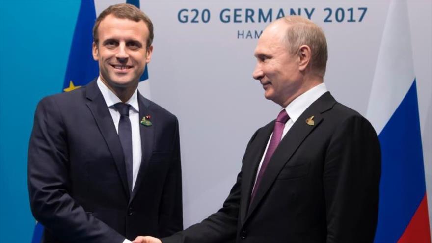 Los presidentes de Rusia y Francia, Vladimir Putin (dcha.) y Emmanuel Macron, durante una cumbre de G20, en julio de 2017.