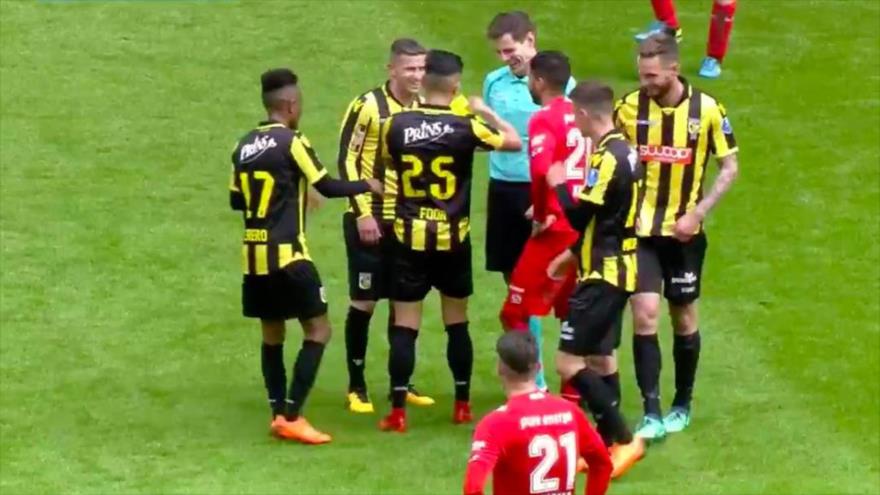 Vídeo: Futbolista arrolla al árbitro y le saca tarjeta amarilla | HISPANTV