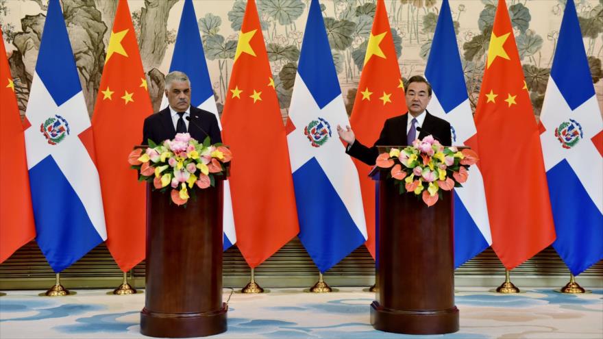 El canciller dominicano, Miguel Vargas (izq.), en una declaración conjunta con el ministro de Asuntos Exteriores chino, Wang Yi, 1 de mayo de 2018.