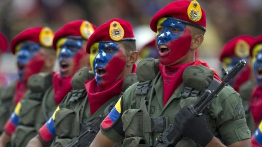 Soldados venezolanos en un desfile militar.