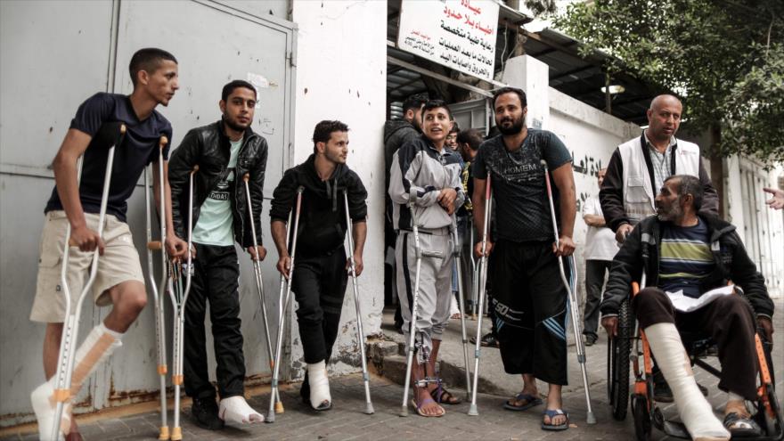 Foto de palestinos heridos por los disparos de los militares israelíes en la frontera de Gaza, 25 de abril de 2018.