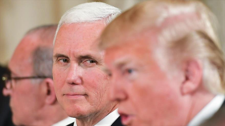 El vicepresidente estadounidense, Mike Pence, en una reunión con el presidente Donald Trump, 18 de abril de 2018.