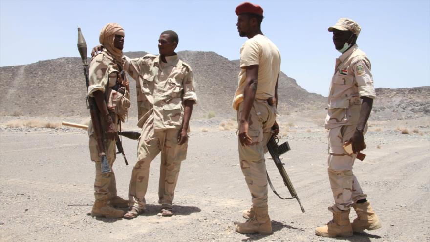 Soldados sudaneses patrullan a las afueras de la ciudad yemení de Al-Mokha, 12 de abril de 2018.