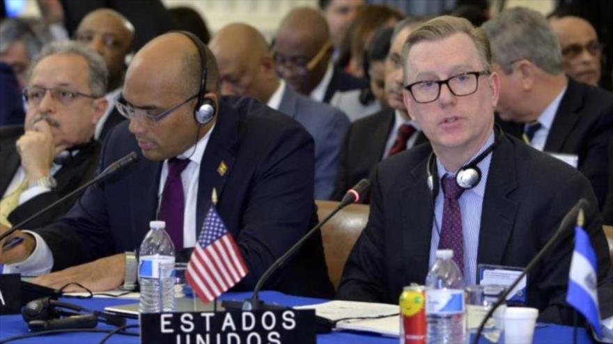 Michael Fitzpatrick (dcha.), subsecretario adjunto para el Hemisferio Occidental en el Departamento de Estado de EE.UU.