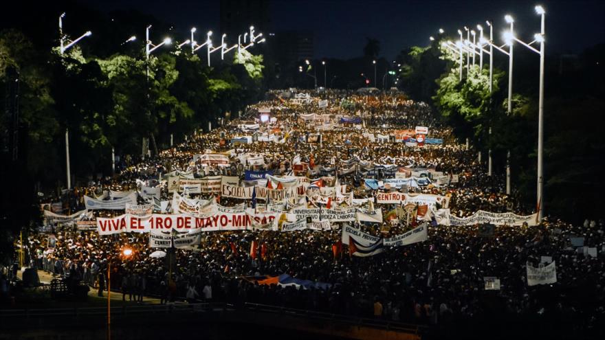 Los cubanos durante las marchas del Día del Trabajador en la Plaza de la Revolución en La Habana (capital cubana), 1 de mayo de 2018.