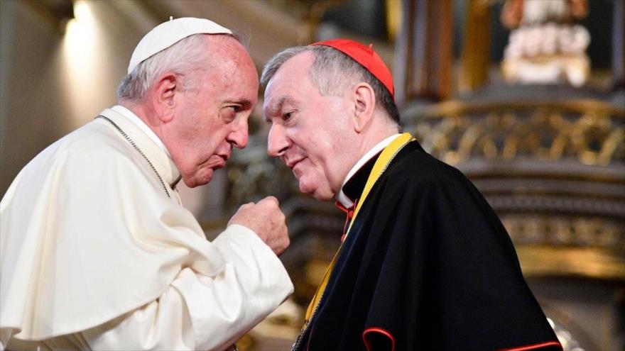 El papa Francisco habla con el secretario de Estado del Vaticano, el Cardinal Pietro Parolin, 21 de enero de 2018.