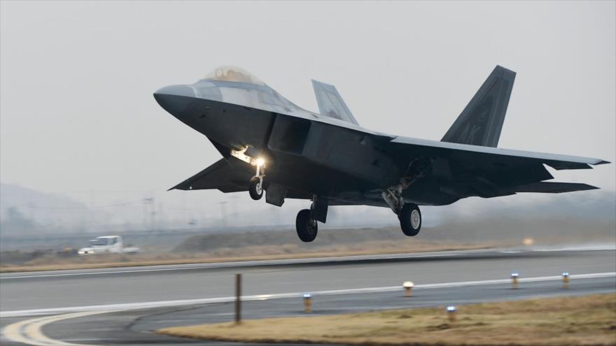 Un caza F-22 Raptor estadounidense despega en una base aérea de Corea del Sur en Gwangju, 4 de diciembre de 2017.