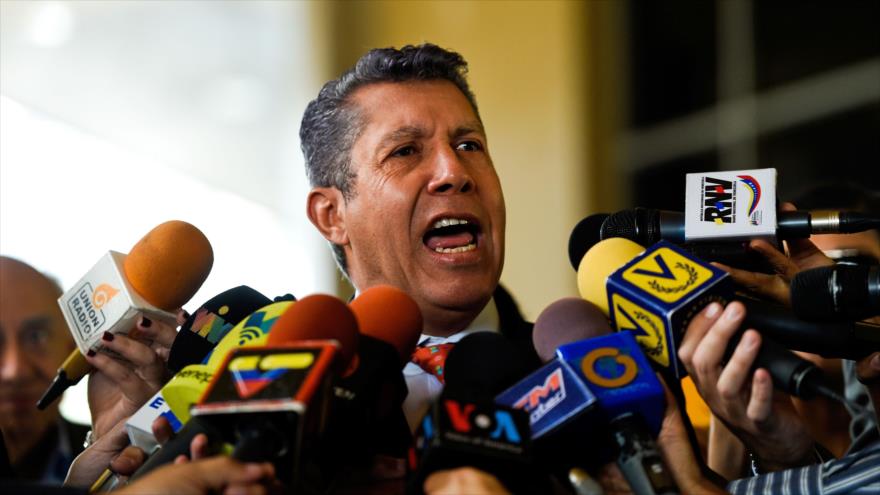 El candidato presidencial opositor venezolano Henri Falcón, habla con la prensa en Caracas, 25 de abril de 2018.