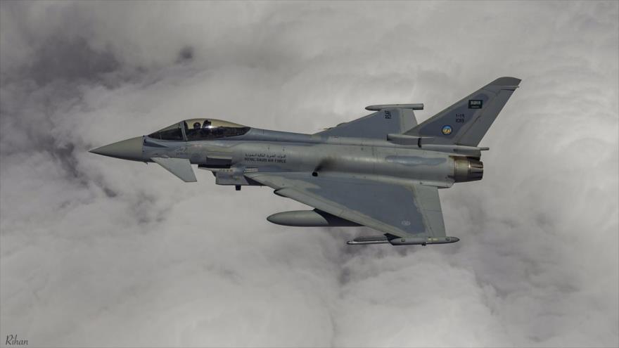 Un caza Eurofighter Typhoon, de fabricación británica, perteneciente a las Fuerza Aérea de Arabia Saudí, en pleno vuelo.