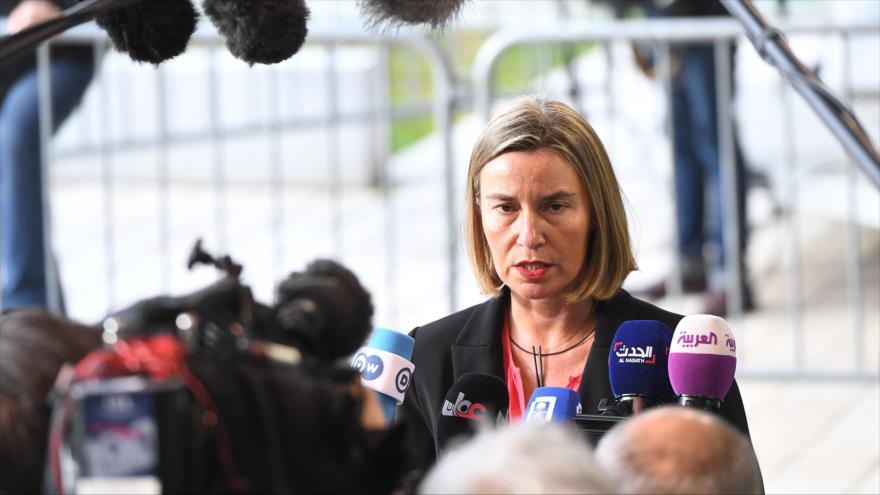 La jefa de la política exterior de la UE, Federica Mogherini, habla con la prensa en Luxemburgo, 16 de abril de 2018.