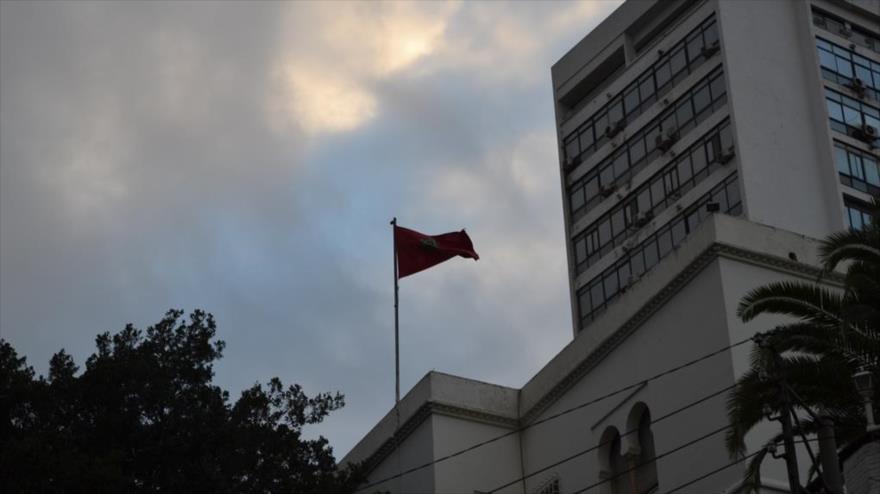 Una bandera de Marruecos ondea frente a la embajada de ese país en Argel, capital de Argelia.