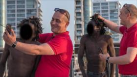 Fotos: Un israelí humilla a dos migrantes africanos en Tel Aviv