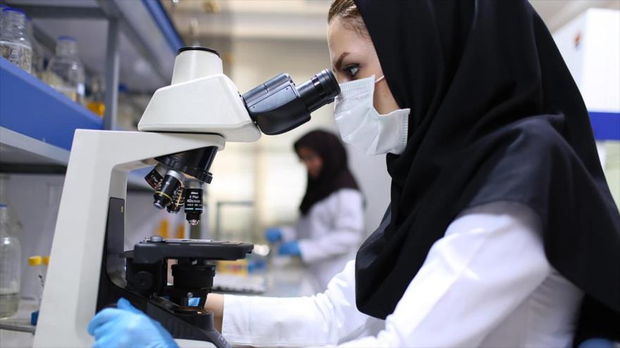 Una científica en el laboratorio de andrología del Instituto Royan en Teherán, capital de Irán.