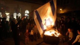 Judíos ultraortodoxos queman bandera del régimen israelí en Al-Quds